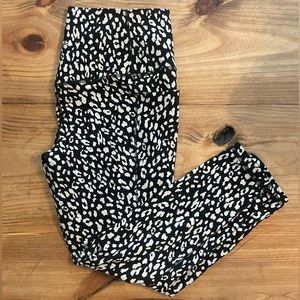 Like new Athleta salutation stash pocket II 7/8 tight